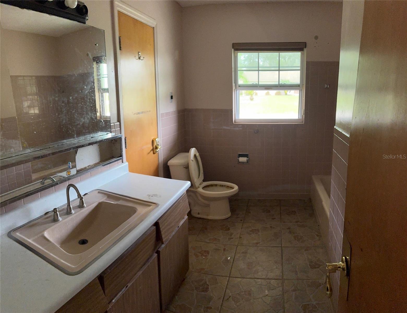 Image 11 of 14 For 566 Lynn Avenue