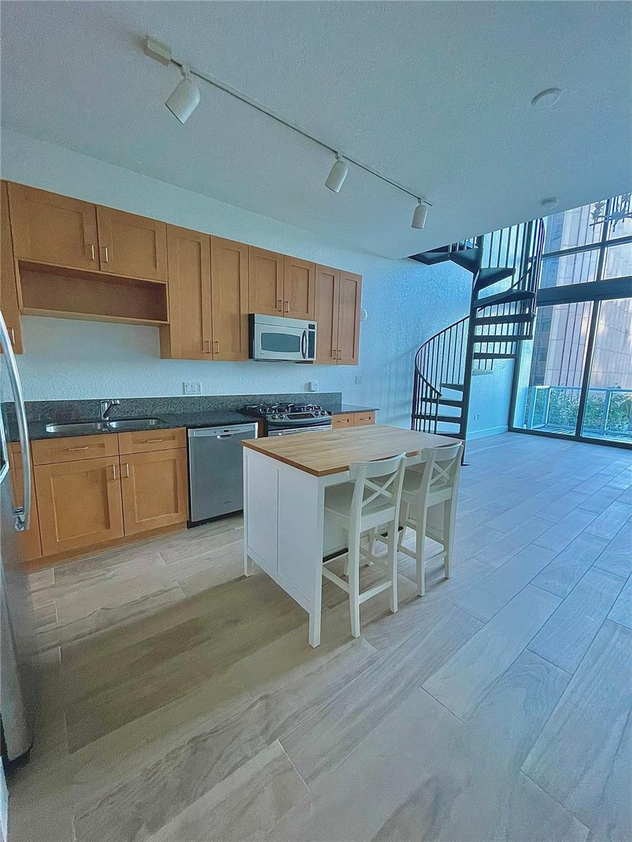 Image 5 of 33 For 150 Robinson Street 2a-6