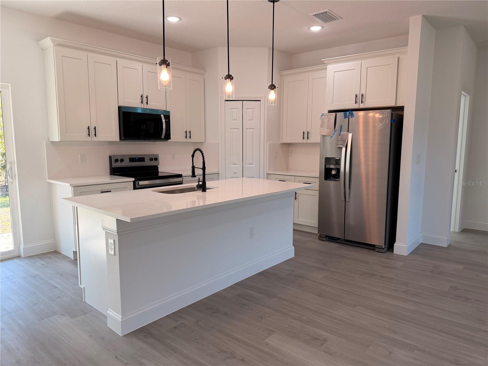 Listing photo id 3 for 3736 Galleon Street