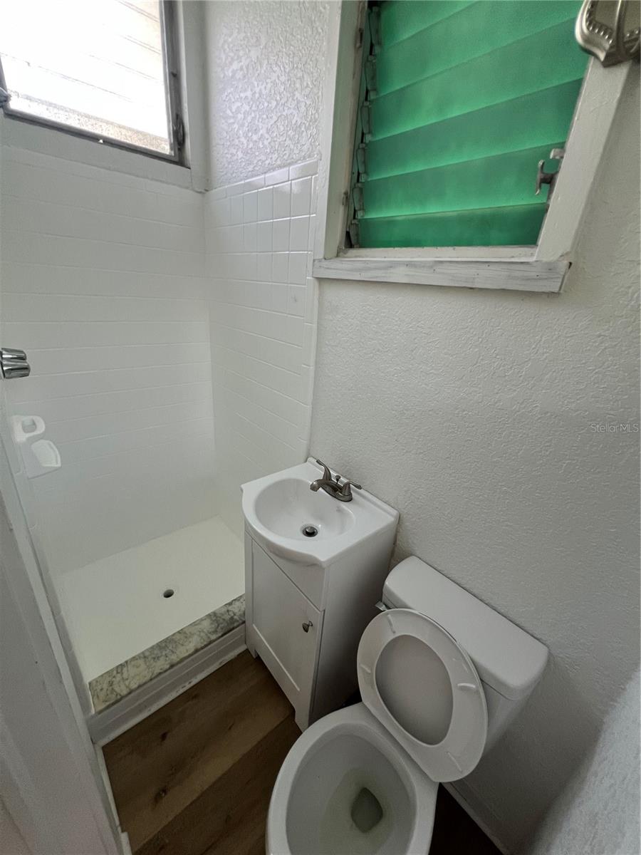 Image 10 of 16 For 711 Davis Street