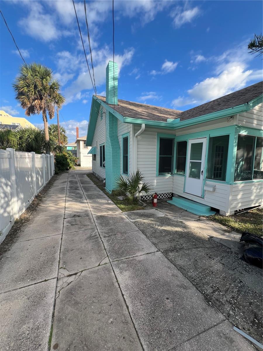 Image 11 of 16 For 711 Davis Street