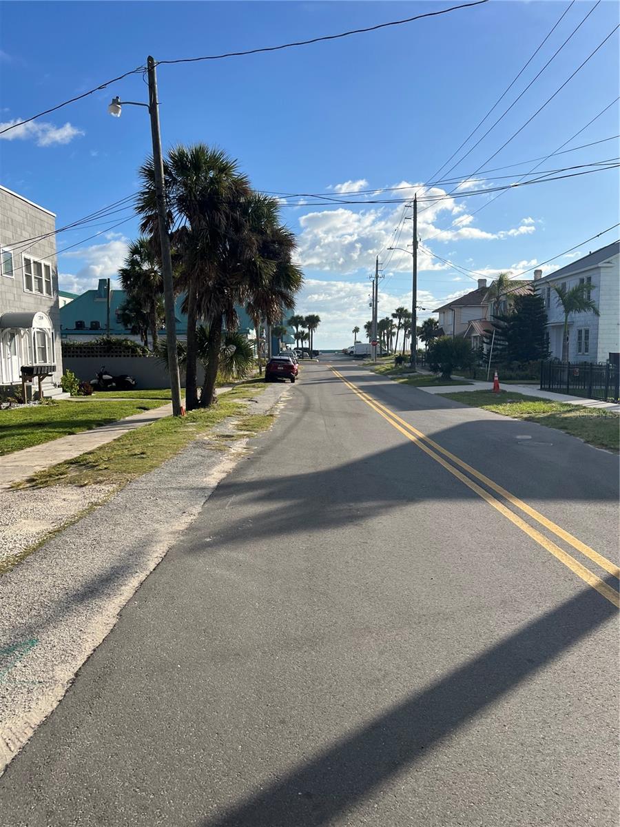 Image 13 of 16 For 711 Davis Street