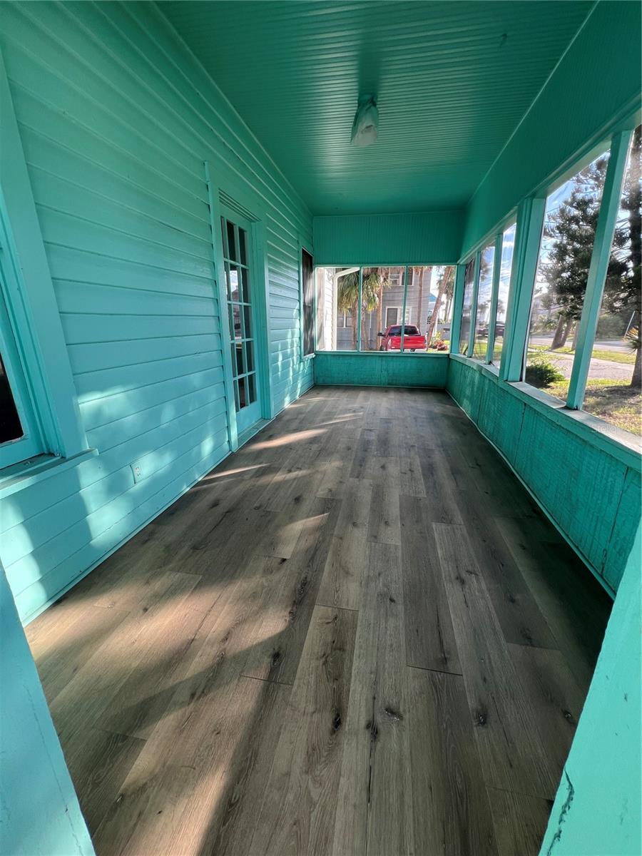 Image 15 of 16 For 711 Davis Street