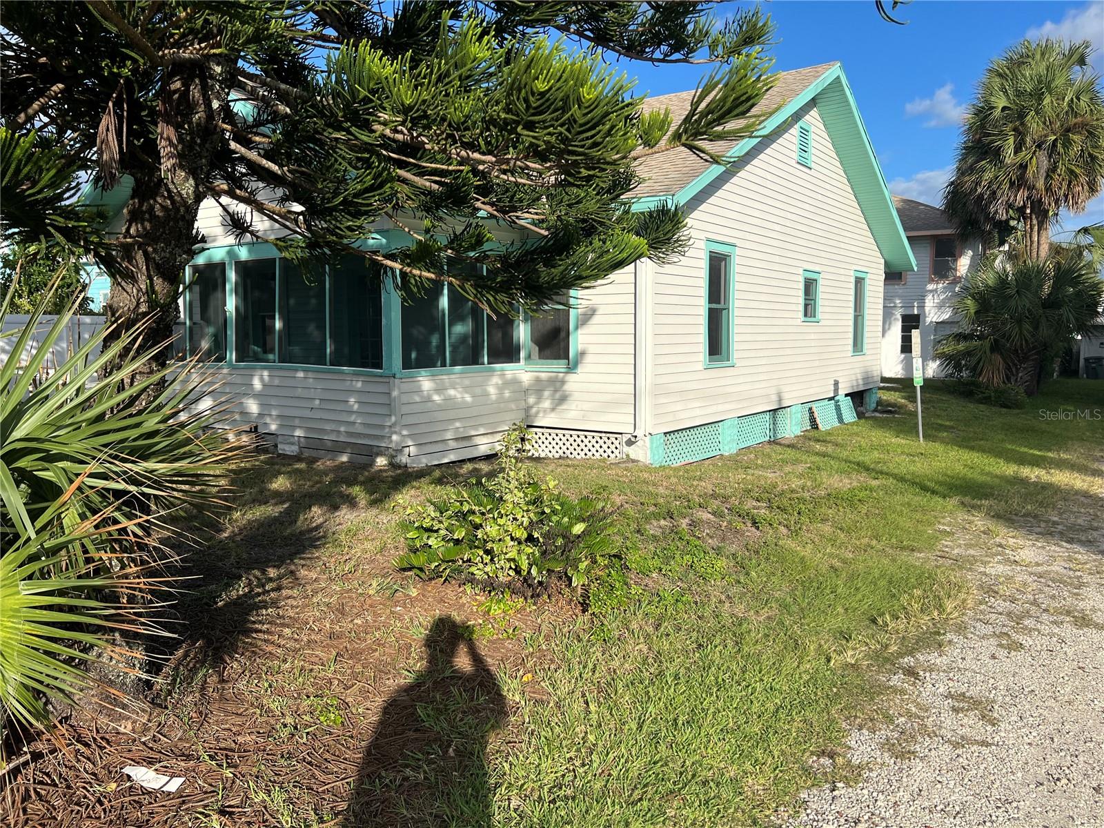 Image 2 of 16 For 711 Davis Street