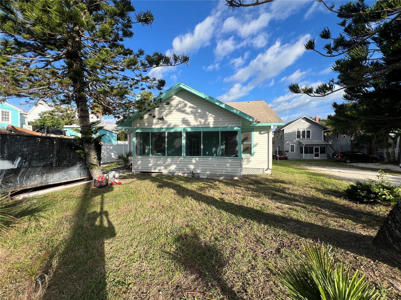 Image 3 of 16 For 711 Davis Street