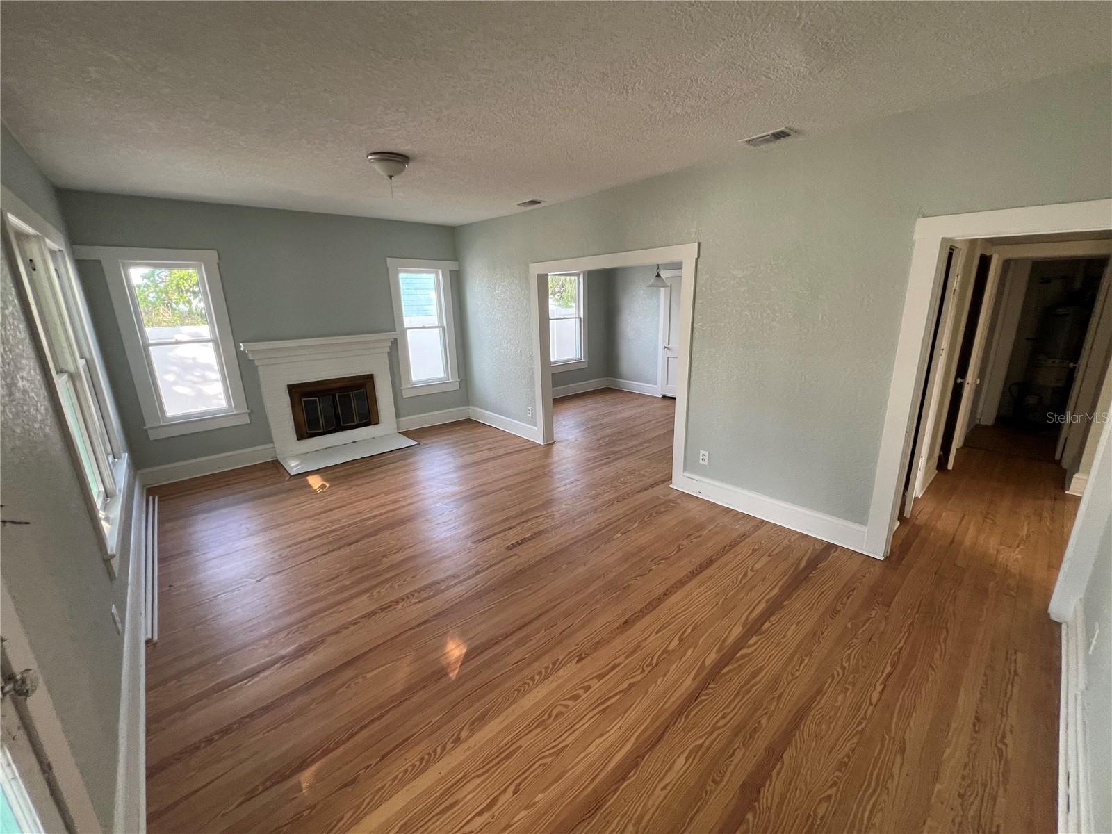 Image 4 of 16 For 711 Davis Street