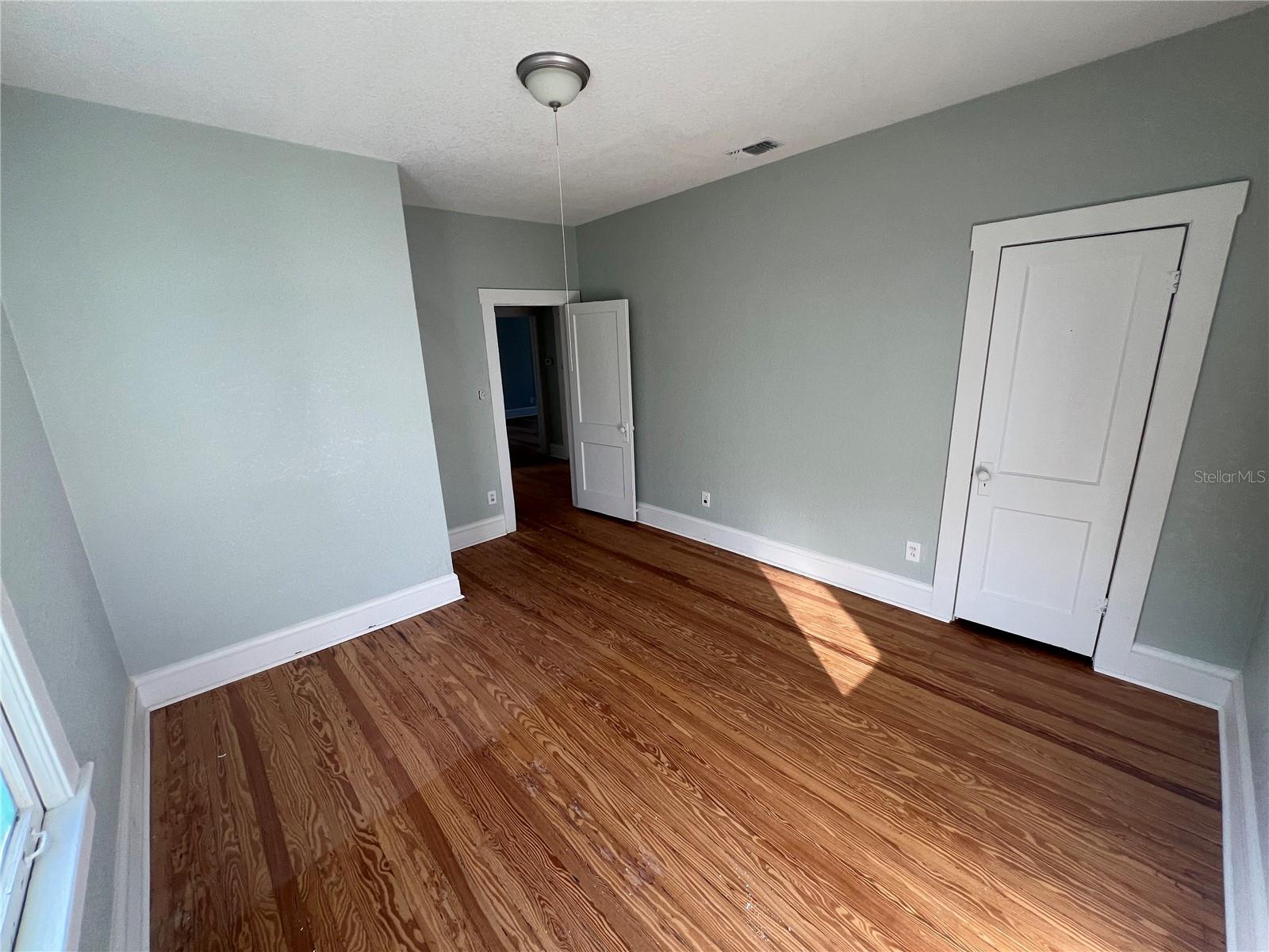 Image 7 of 16 For 711 Davis Street