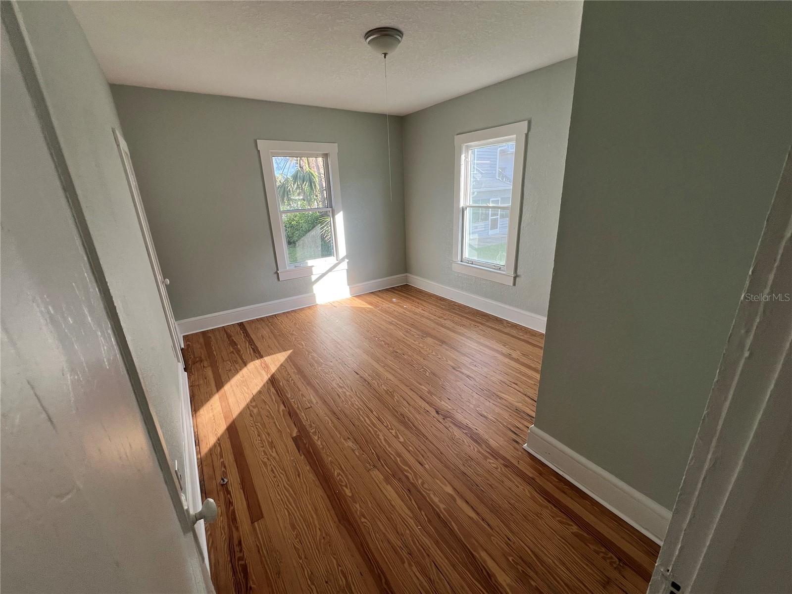 Image 8 of 16 For 711 Davis Street