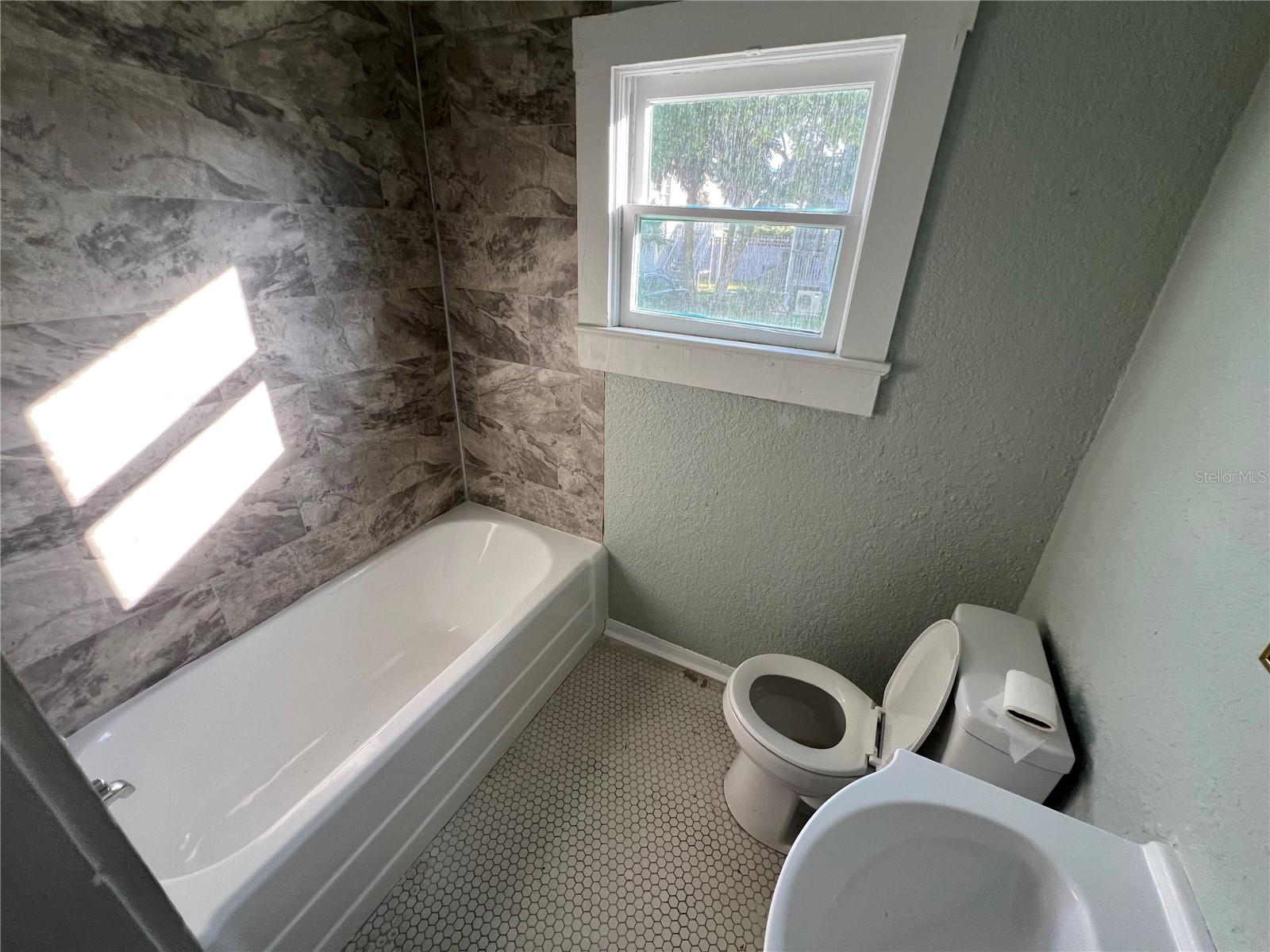 Image 9 of 16 For 711 Davis Street