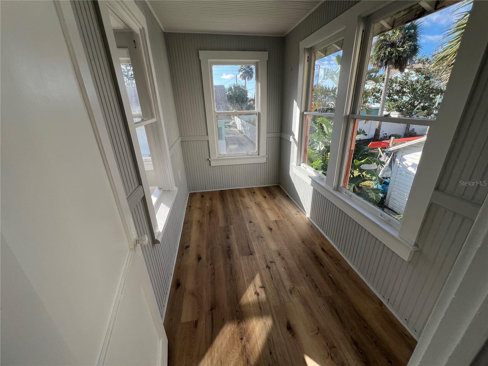 Image 4 of 9 For 713 Davis Street 1