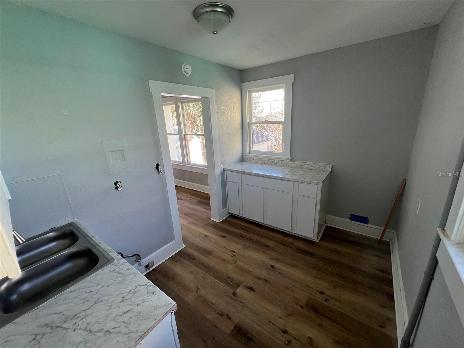 Image 8 of 9 For 713 Davis Street 1