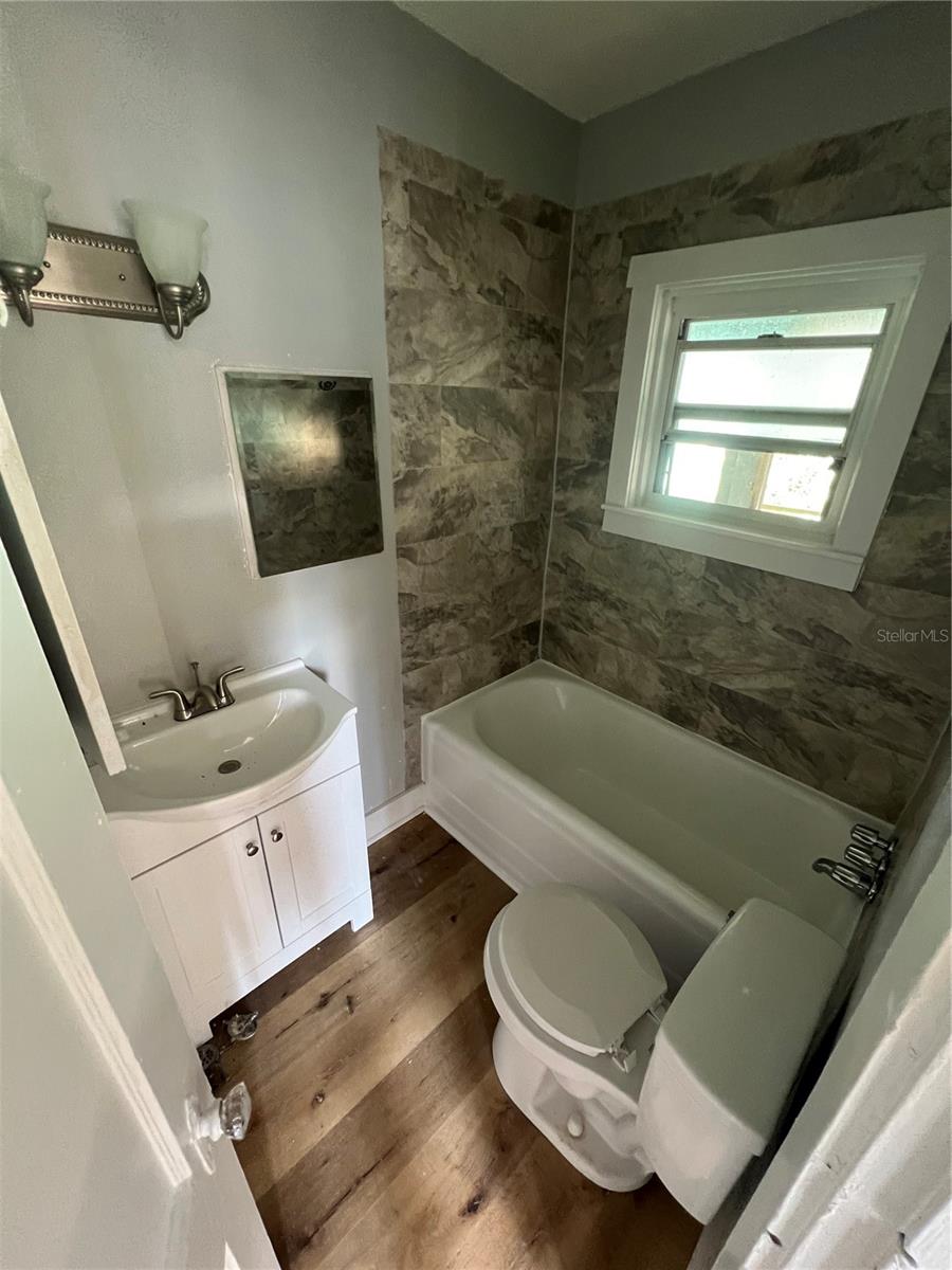 Image 7 of 10 For 713 Davis Street 2