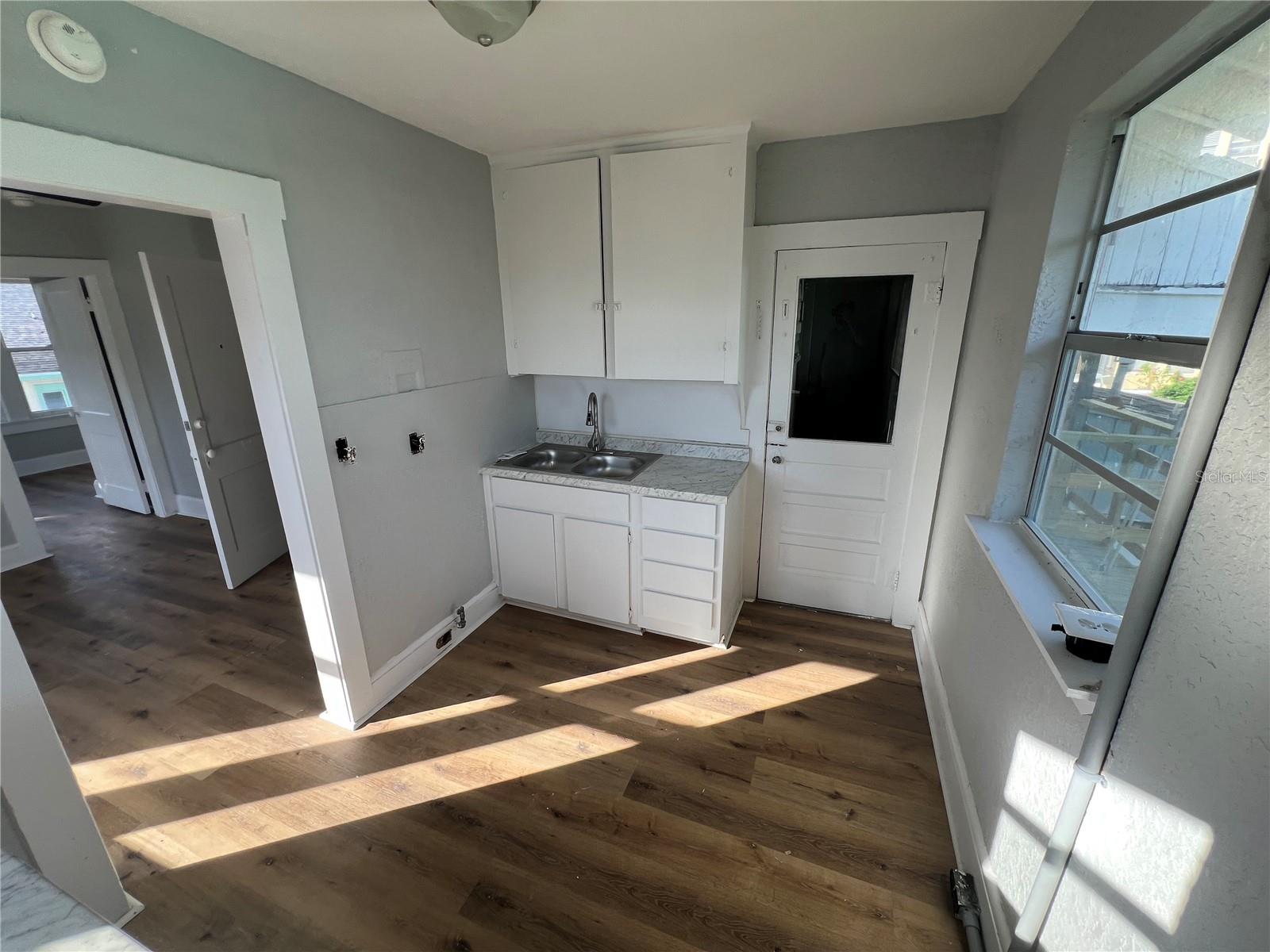 Image 8 of 10 For 713 Davis Street 2