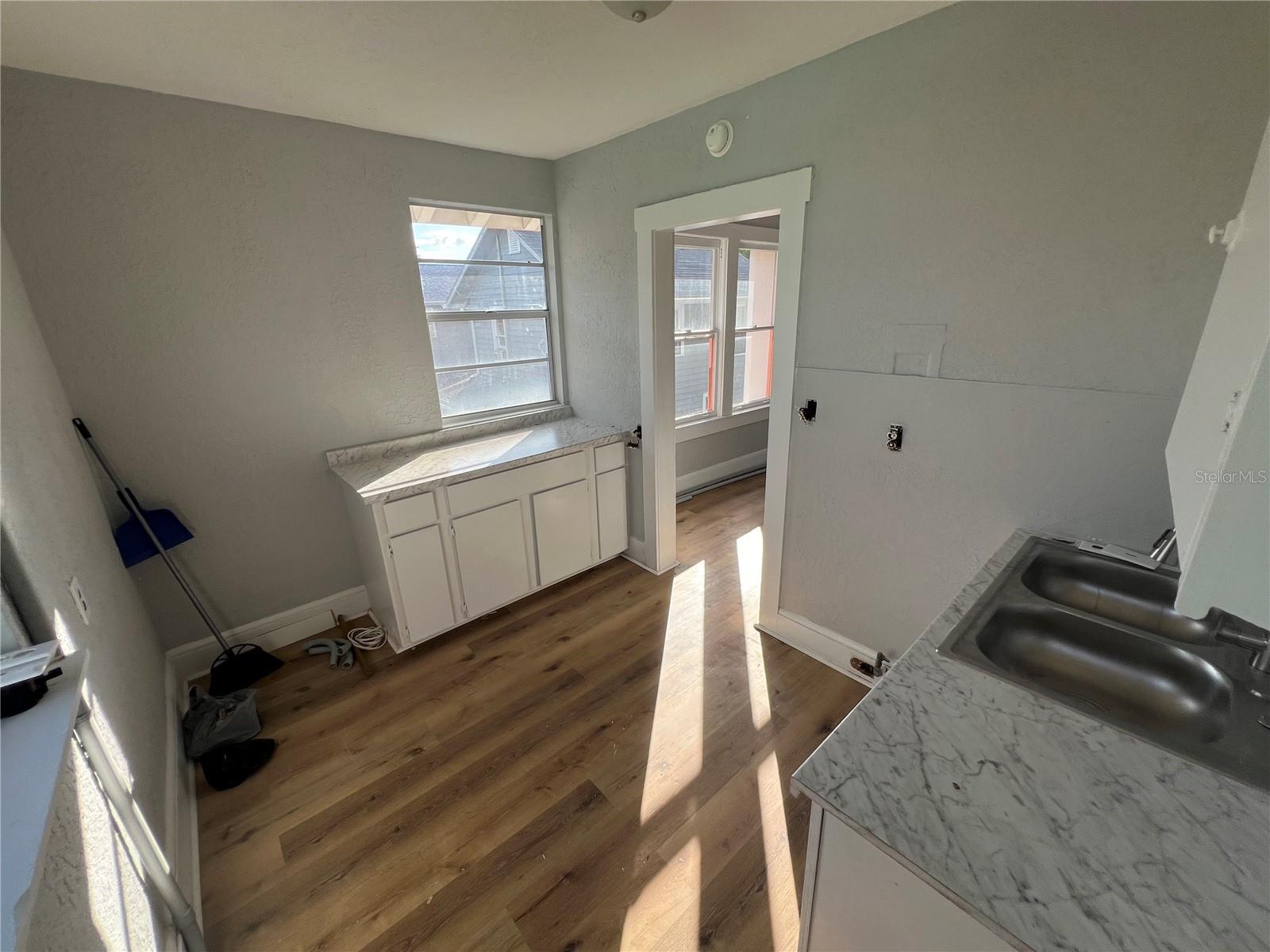Image 9 of 10 For 713 Davis Street 2