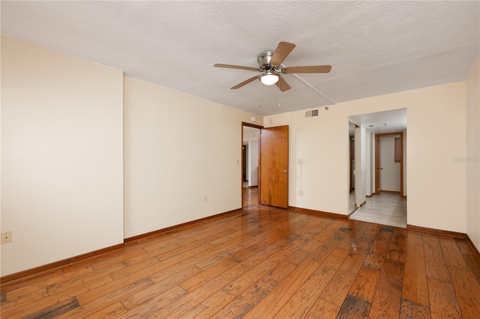Image 18 of 38 For 1162 Carmel Circle 250