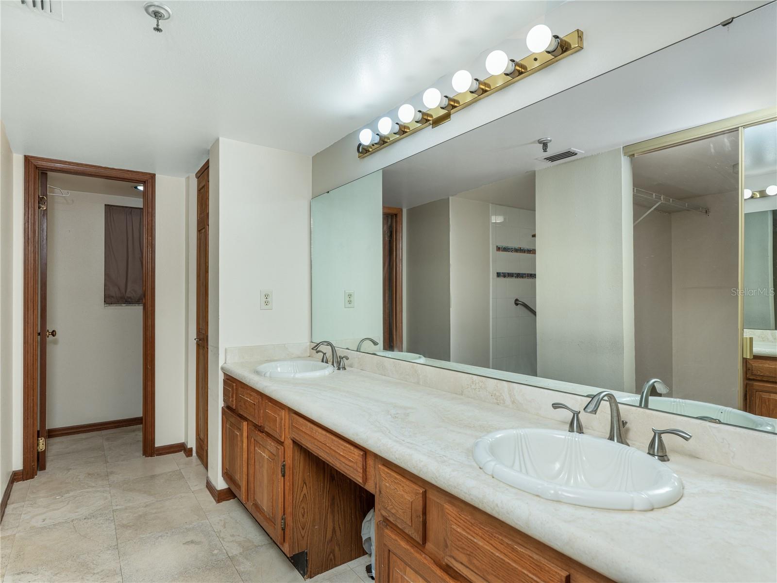 Image 20 of 38 For 1162 Carmel Circle 250