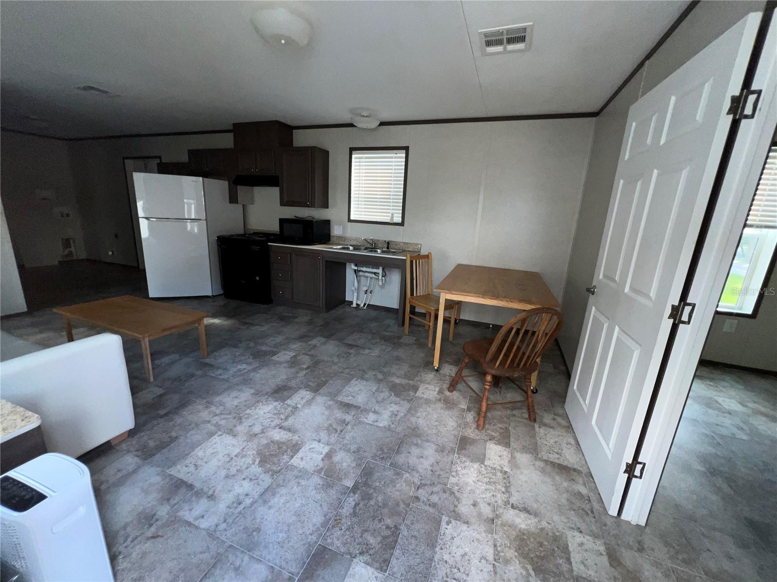 Image 3 of 8 For 231 Carter Street 7