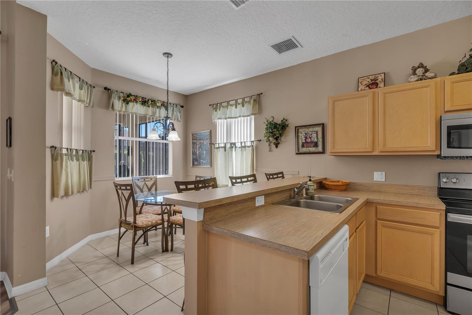 Image 14 of 61 For 708 Eola Way