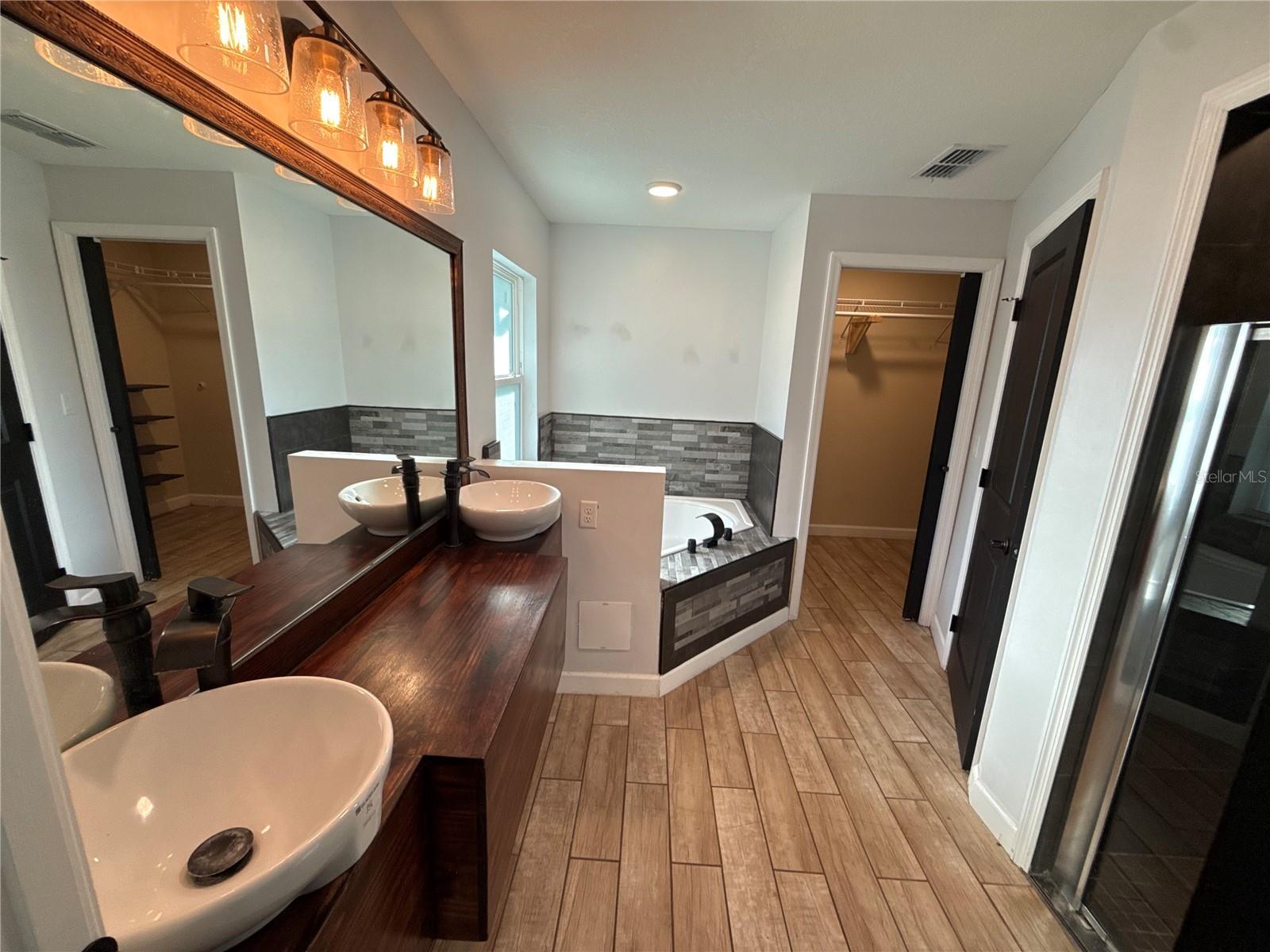 Image 29 of 51 For 2545 El Portal Avenue