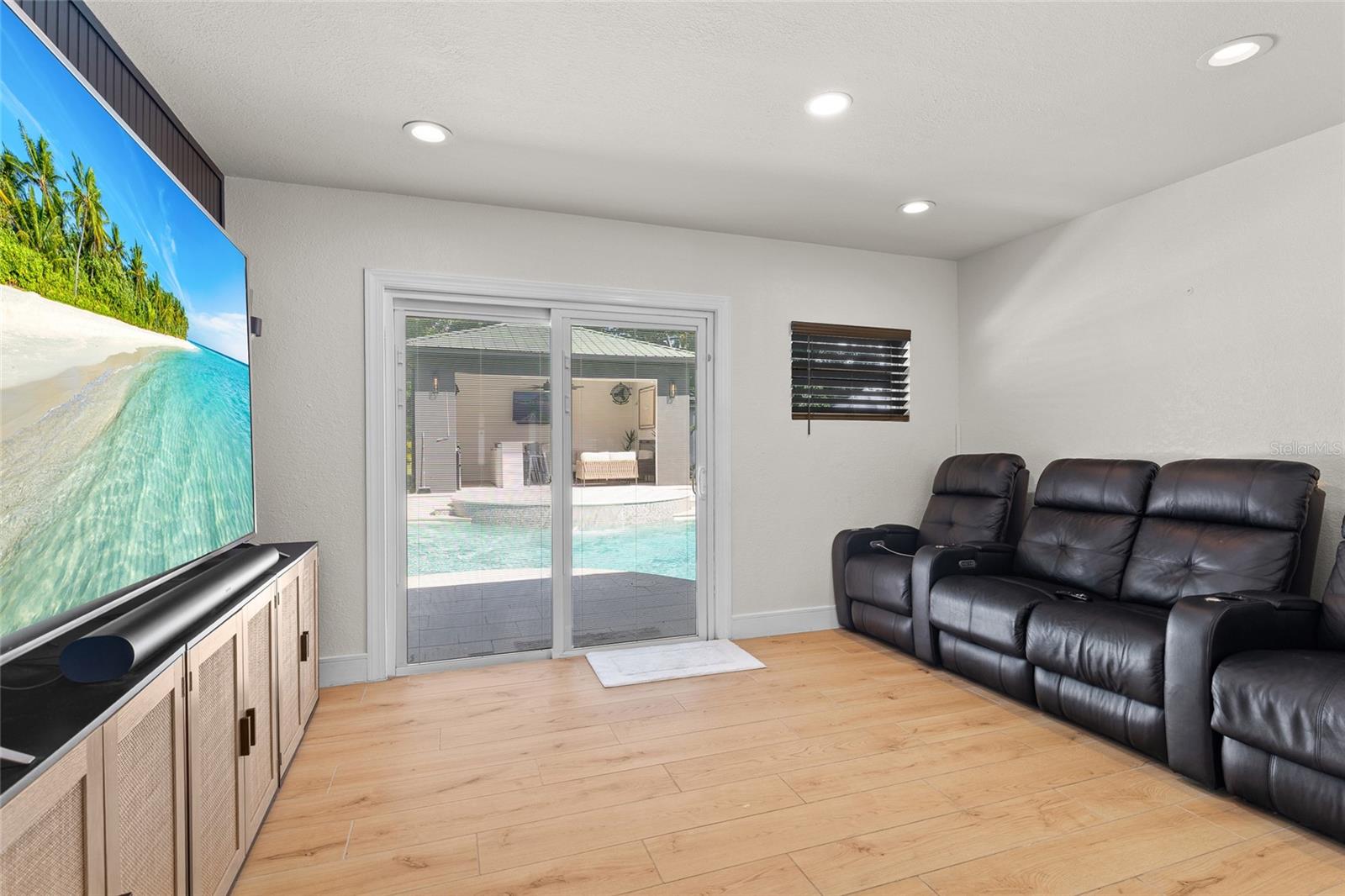 Image 22 of 44 For 963 Glenview Circle