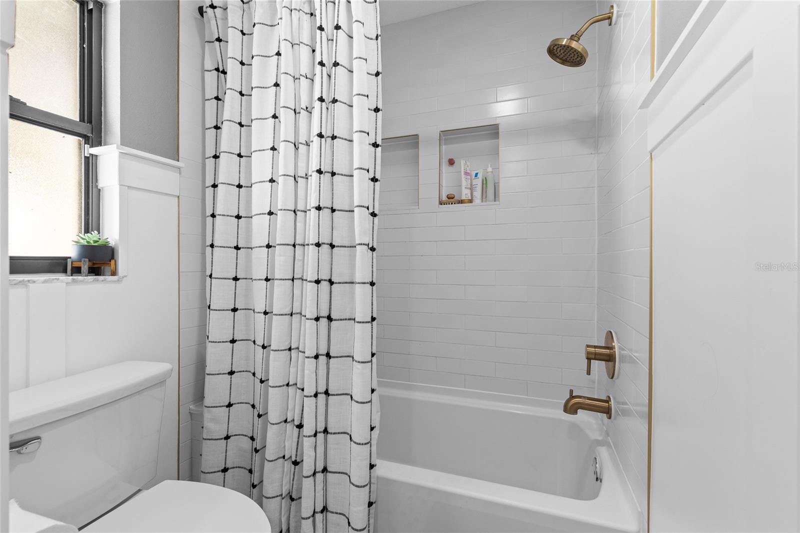 Image 24 of 44 For 963 Glenview Circle