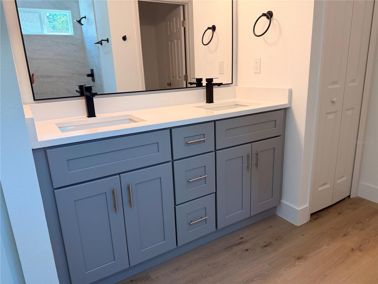 Listing photo id 12 for 3546 Marshal Place