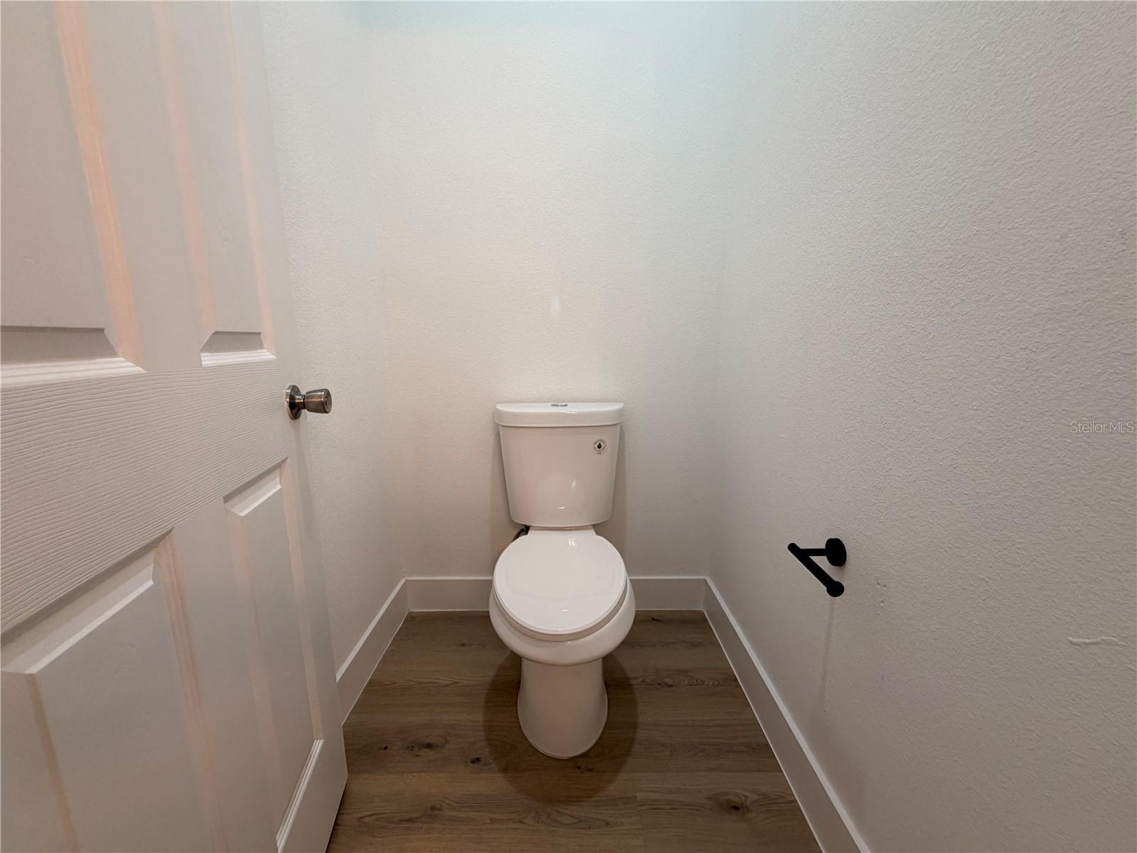 Listing photo id 14 for 3546 Marshal Place