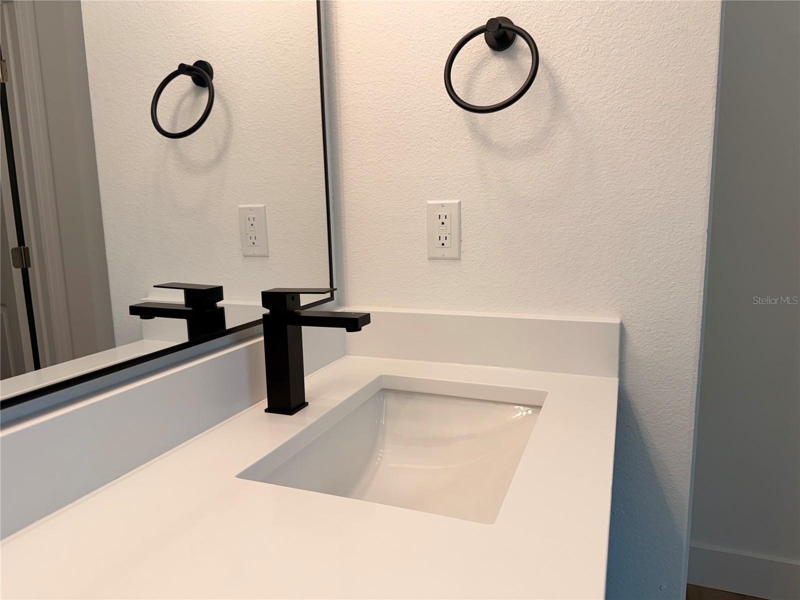 Listing photo id 15 for 3546 Marshal Place