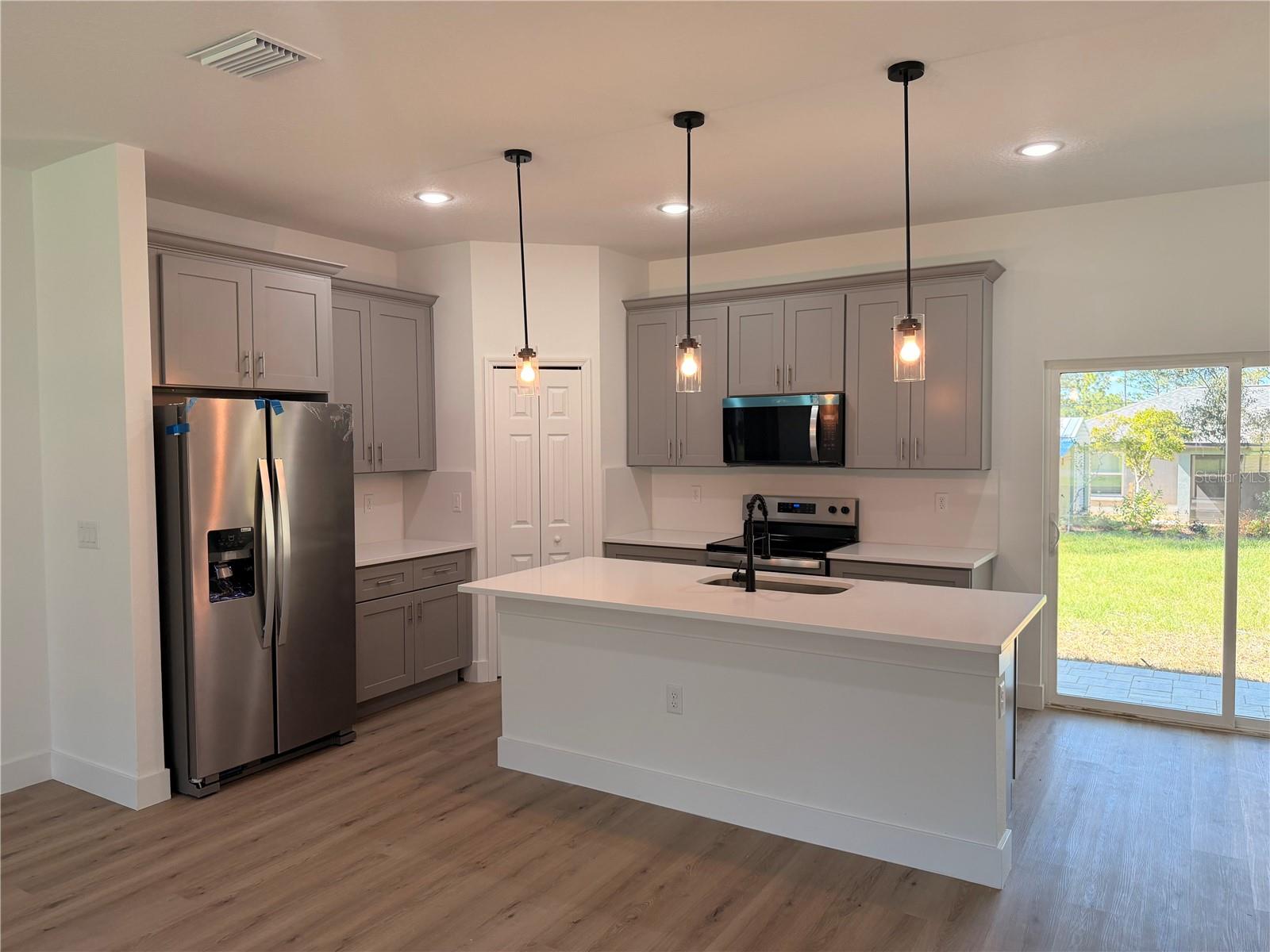 Listing photo id 4 for 3546 Marshal Place