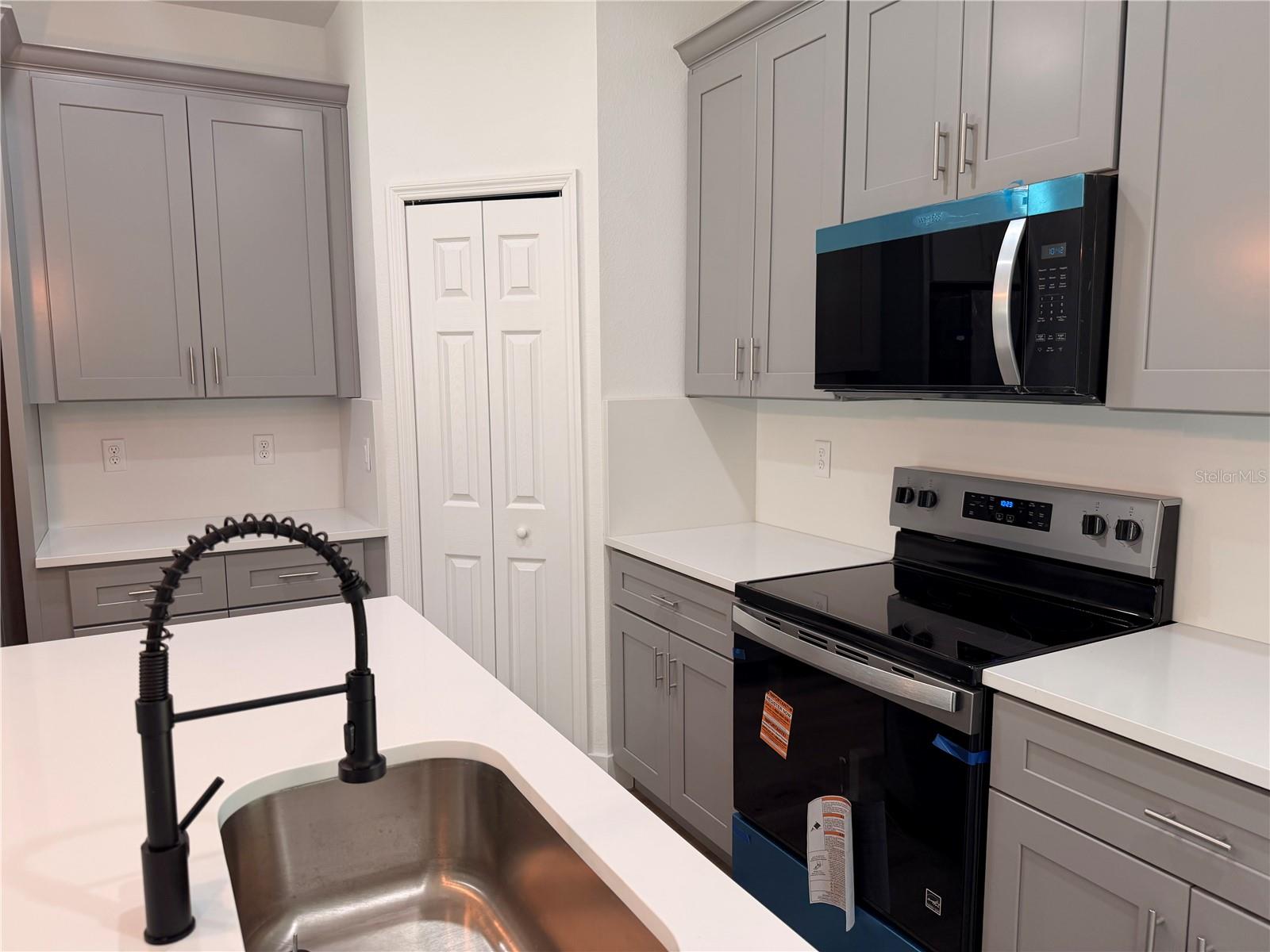 Listing photo id 6 for 3546 Marshal Place