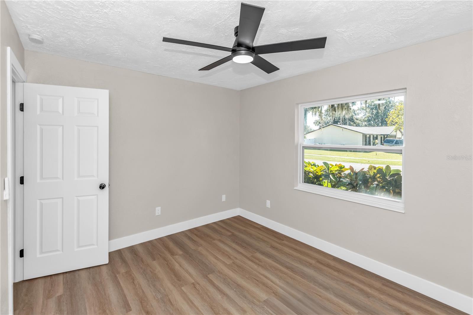 Image 12 of 18 For 652 Moss Drive