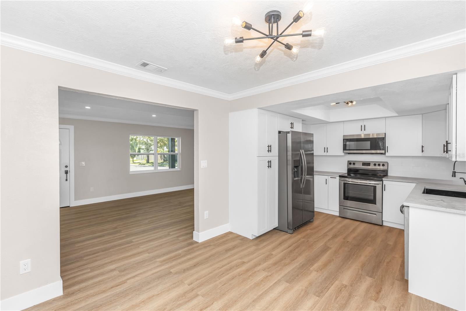 Image 4 of 18 For 652 Moss Drive