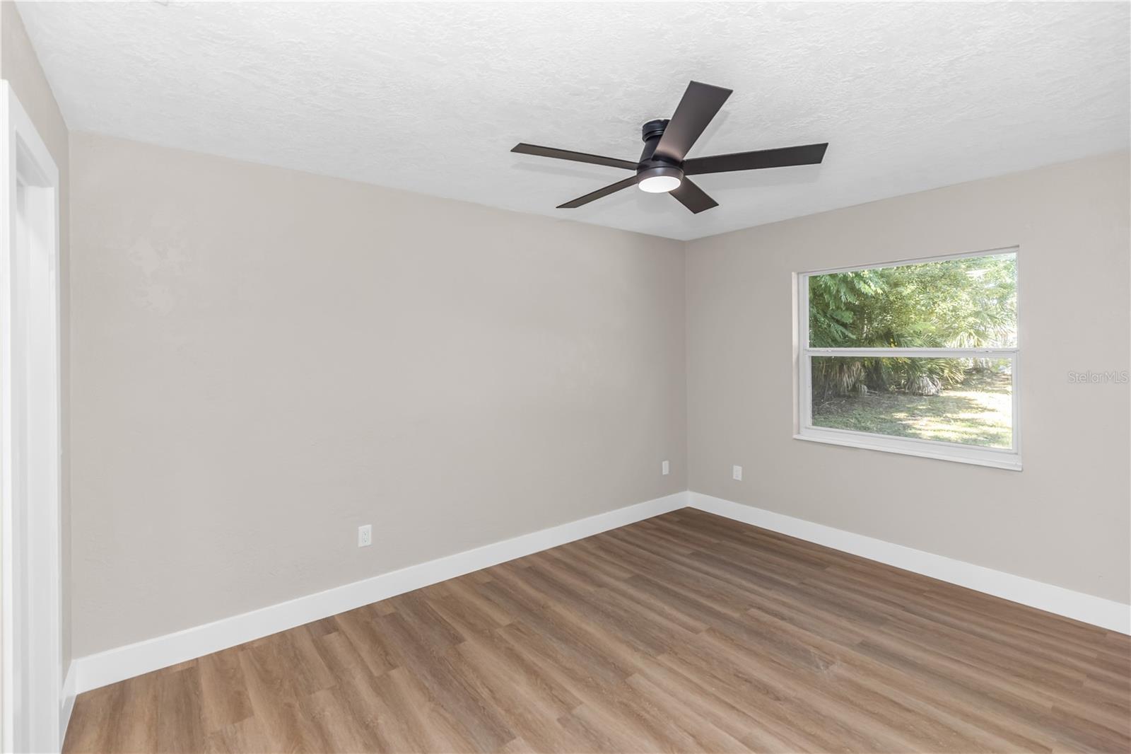 Image 7 of 18 For 652 Moss Drive