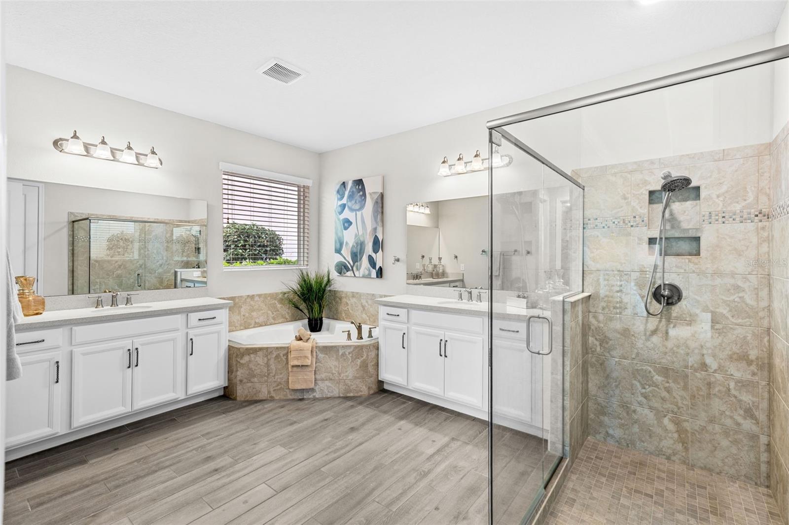 Listing photo id 21 for 10739 Bonne Chance Drive