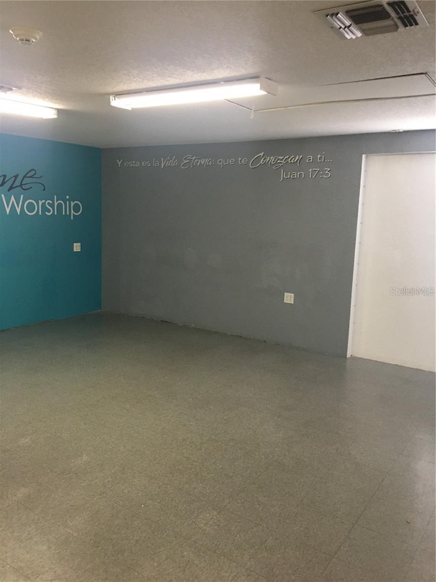 Image 3 of 6 For 7507 Aloma Avenue 3b