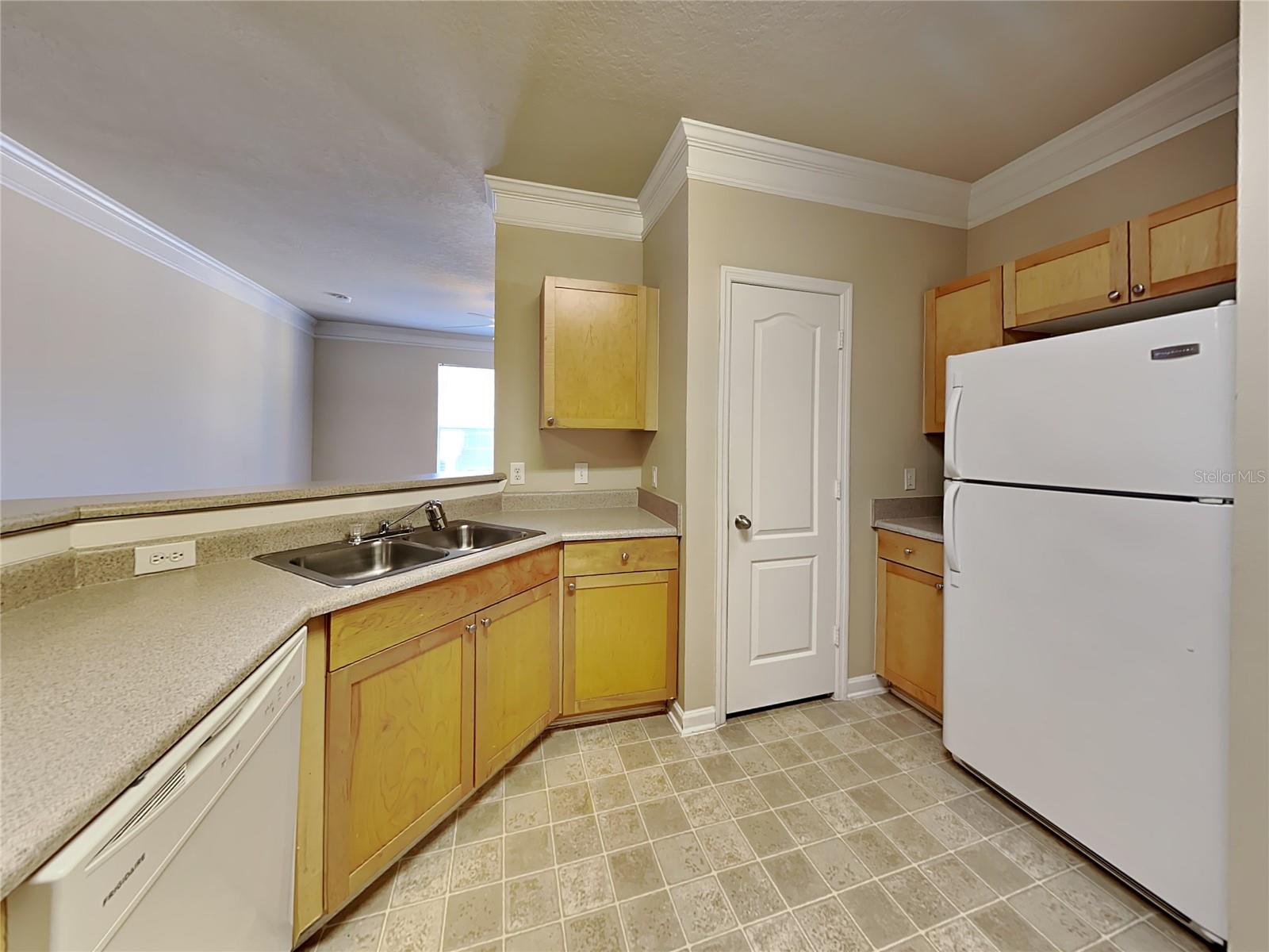 Image 5 of 15 For 8848 Villa View Circle 305