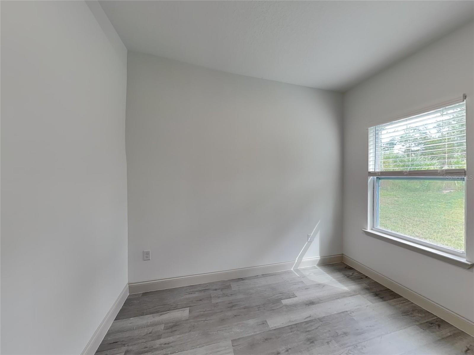 Listing photo id 13 for 2660 Gifford Lane