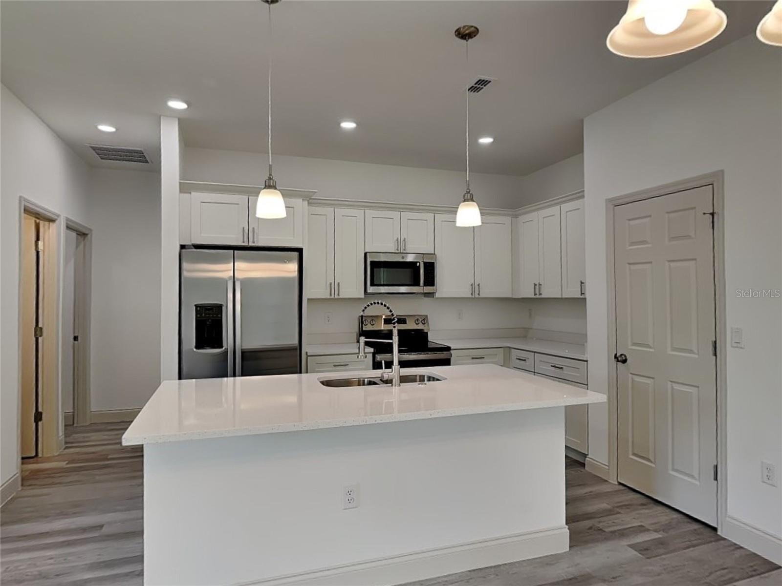 Listing photo id 2 for 2660 Gifford Lane