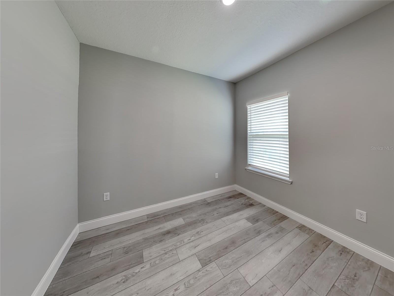 Listing photo id 10 for 2555 Royal Palm Drive