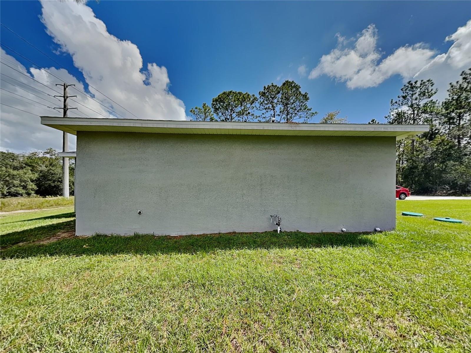 Listing photo id 12 for 2555 Royal Palm Drive