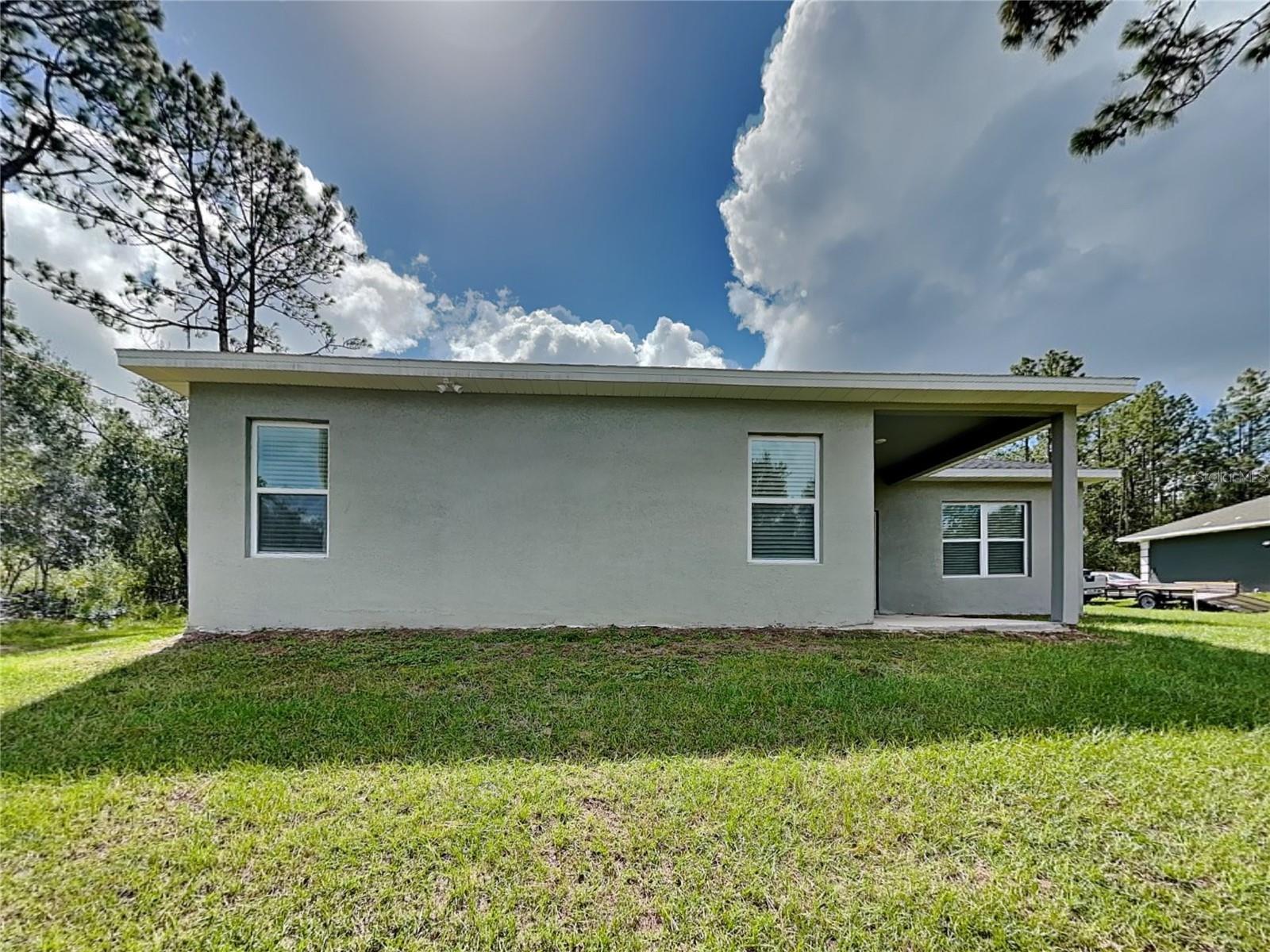 Listing photo id 13 for 2555 Royal Palm Drive