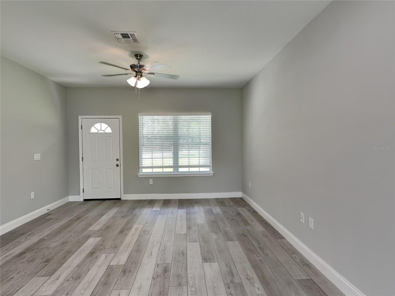 Listing photo id 0 for 2555 Royal Palm Drive
