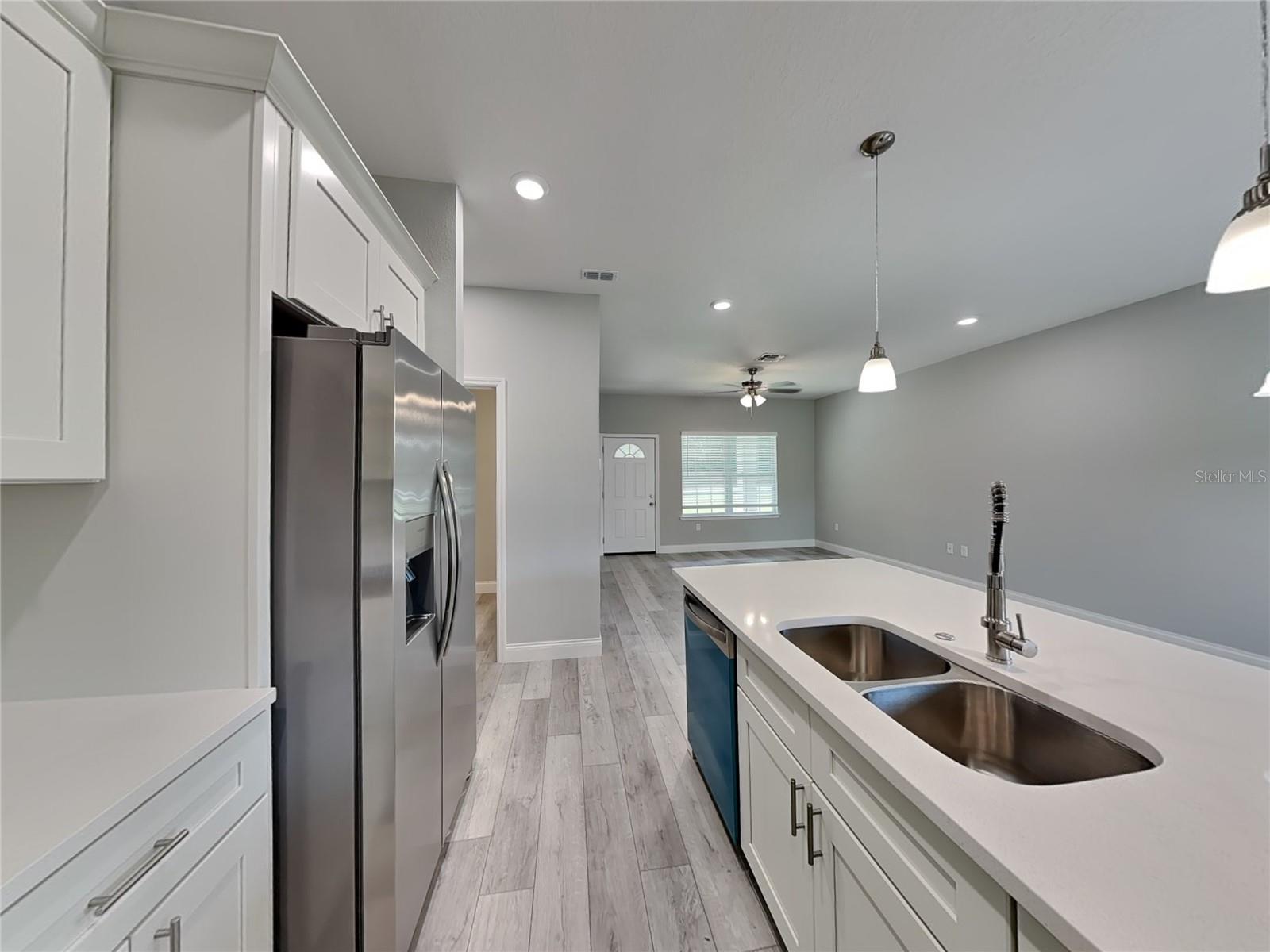 Listing photo id 1 for 2555 Royal Palm Drive
