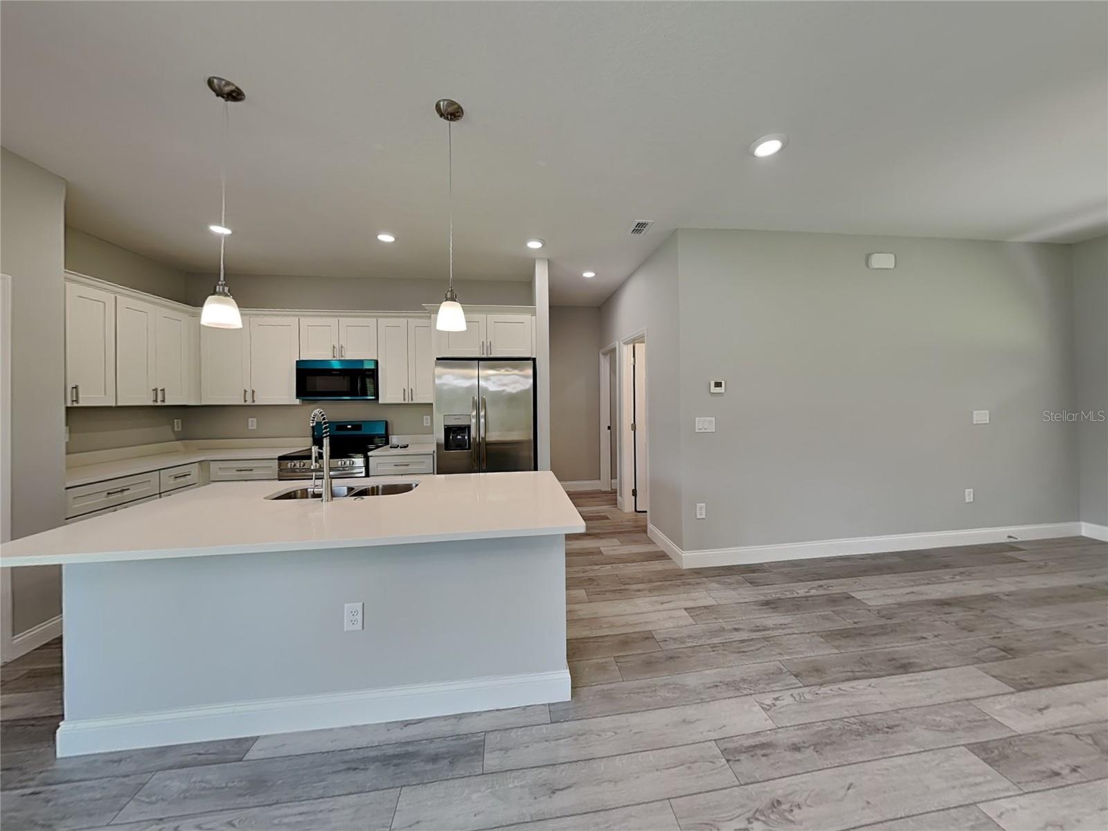 Listing photo id 2 for 2555 Royal Palm Drive