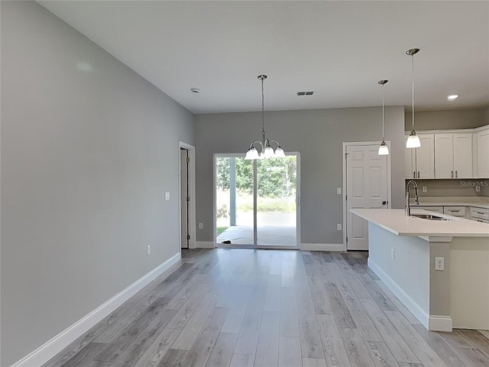 Listing photo id 3 for 2555 Royal Palm Drive