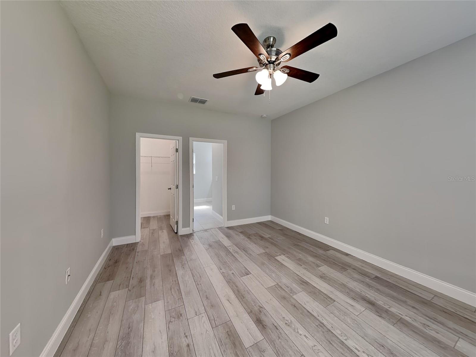 Listing photo id 4 for 2555 Royal Palm Drive