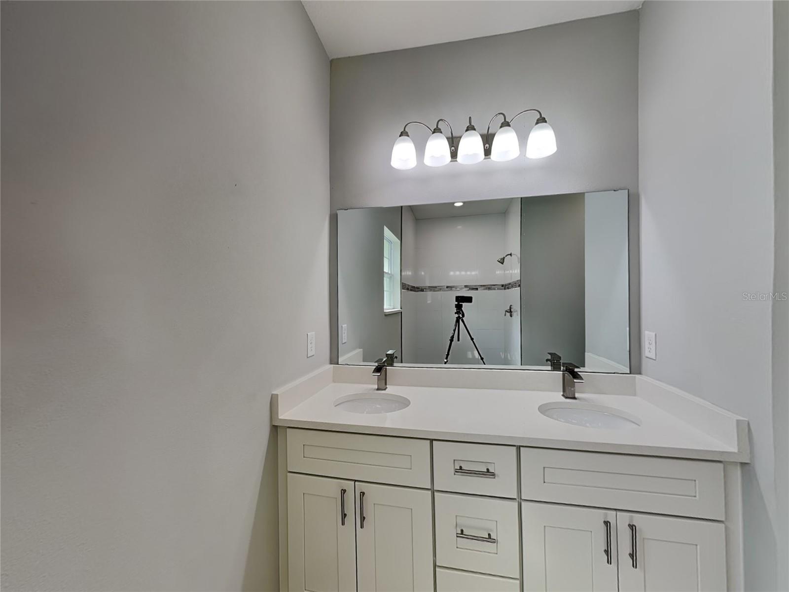 Listing photo id 5 for 2555 Royal Palm Drive
