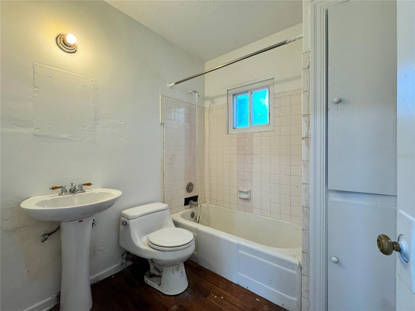 Image 17 of 35 For 2009 Cornell Avenue