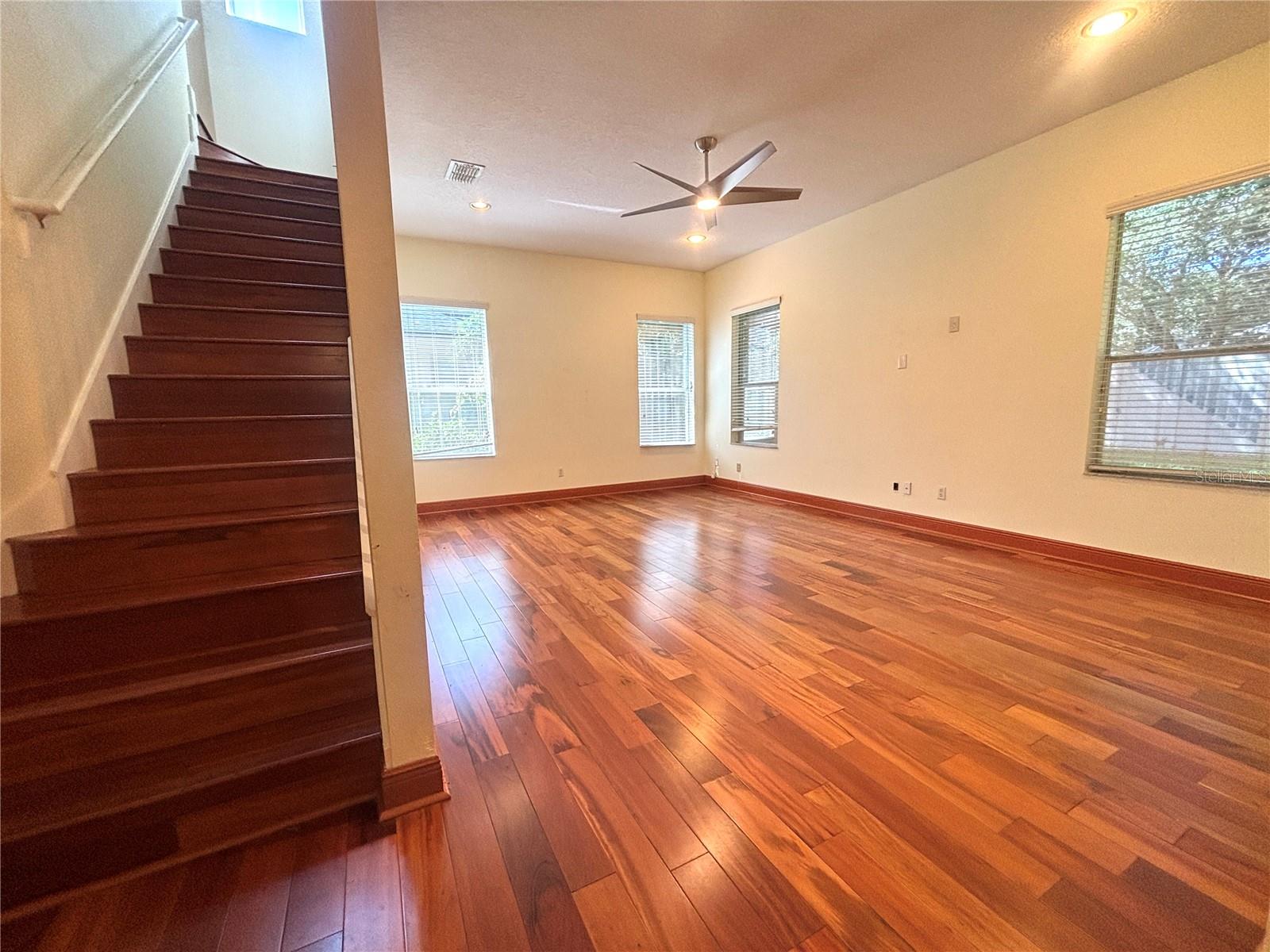 Image 17 of 27 For 902 Hire Circle