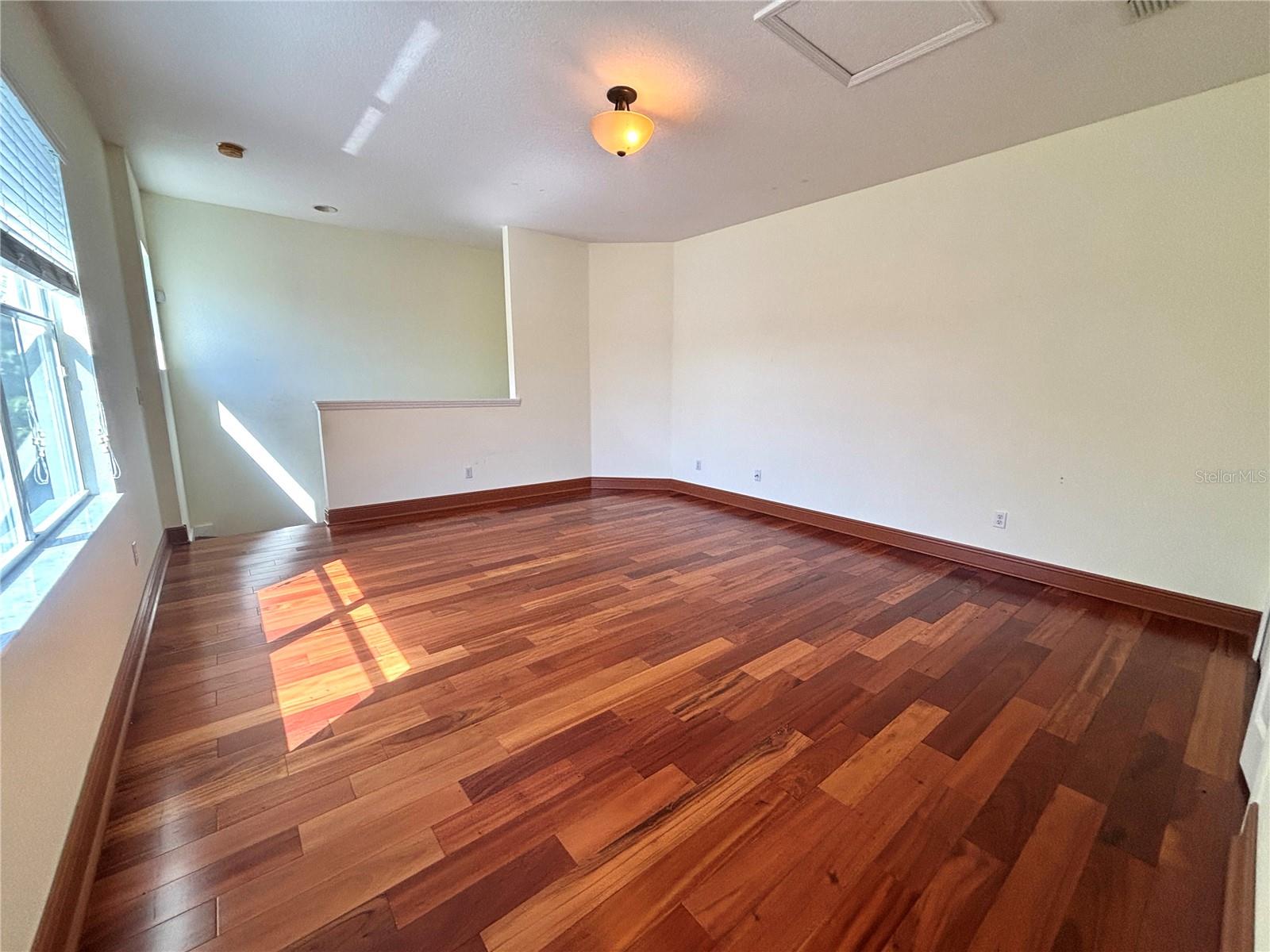 Image 19 of 27 For 902 Hire Circle